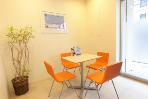 待合室（テーブル席）