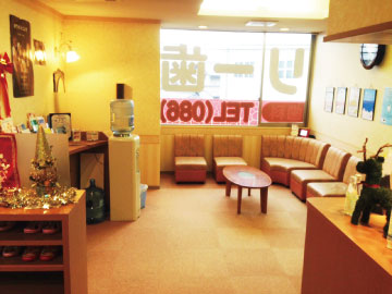 高松ファミリー歯科・待合室