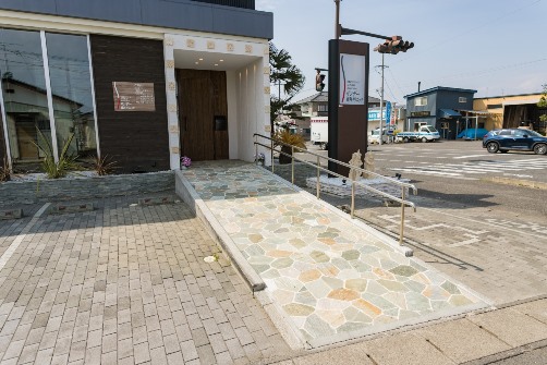 スロープから院内全体が完全バリアフリー