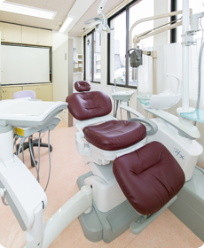 プライバシーに配慮した半個室タイプの診療室