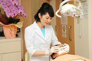 女性スタッフの歯科医院
