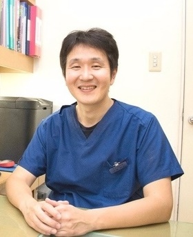 歯科医師：菅鉢 孝治