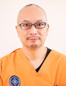 歯科医師：上松　丈裕