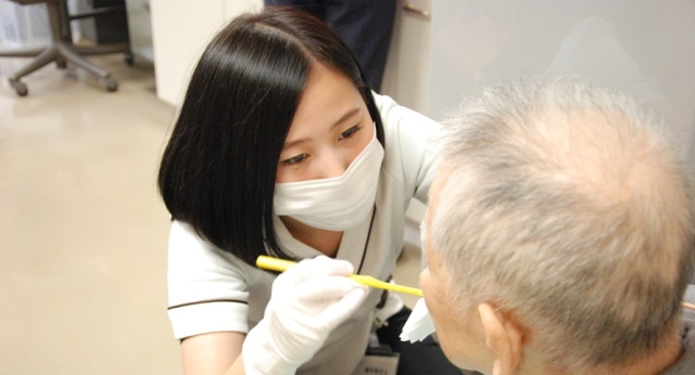 利用者様のお口の健康を守るお手伝いをいたします 利用者様のお口の健康を守るお手伝いをいたします