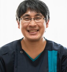 歯科医師：薦田　祥博
