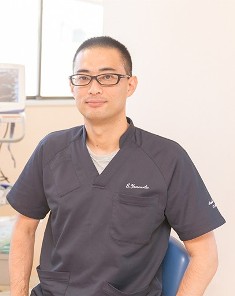 歯科医師：山本　英三