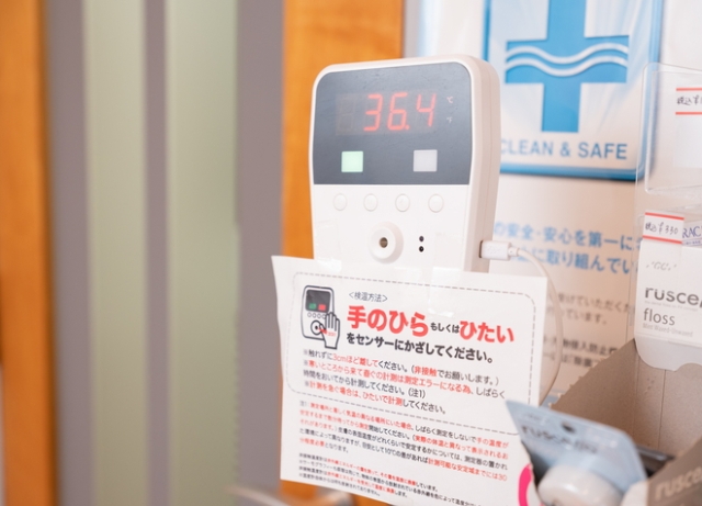 受付にて体温を計測